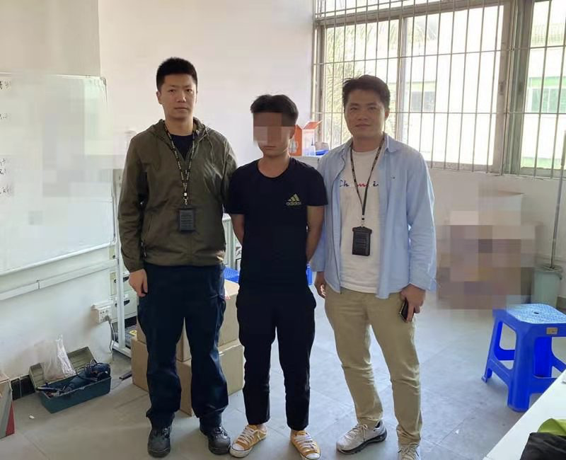 “苗条”窃贼钻门缝盗窃，两男子结伙作案被刑拘