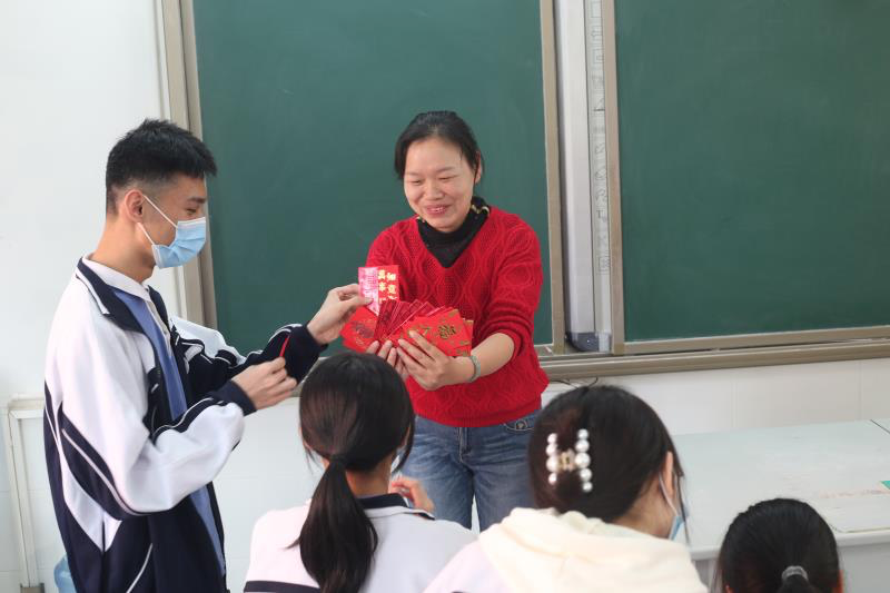 棒棒糖、纸翻花、福袋、幸运大转盘……龙岗这波开学礼物有点潮