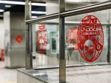 留深过年小伙伴注意了！正月初一深圳60座地铁站派发“春节礼物”