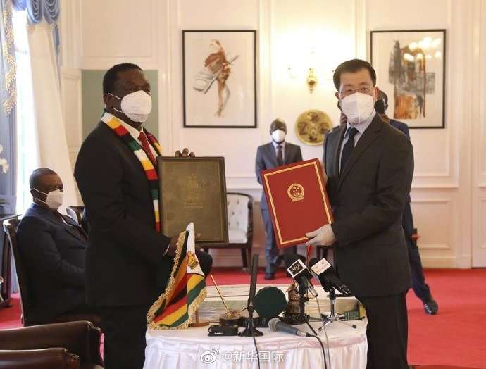 津巴布韦总统举行仪式 接收中国援助的新冠疫苗