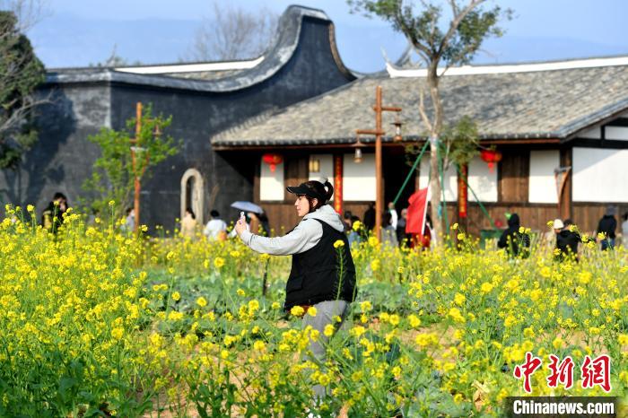 吕明 摄