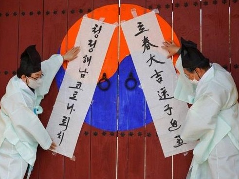 韩国贴对联庆祝立春：用汉字书写 白纸黑字亮了