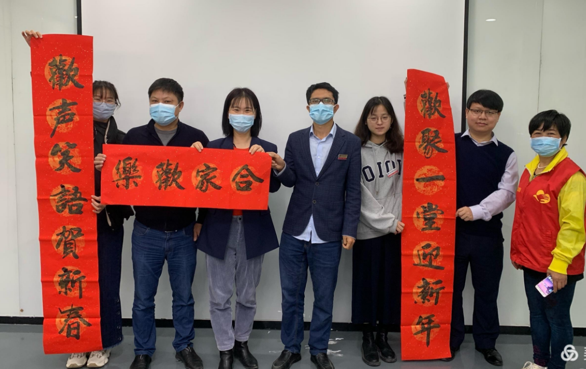 为职工送去“文化年货”！坪地送春联活动走进两新组织