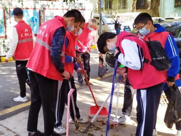 翠湖社区开展“节前”大扫除志愿服务活动