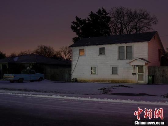 美国冬季风暴肆虐全美多州造成至少33死，部分超市货架已空