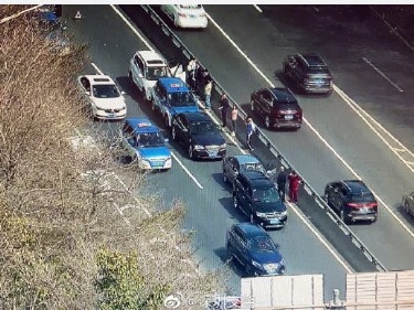 过往车辆注意！深圳这条路上发生五小车追尾事故