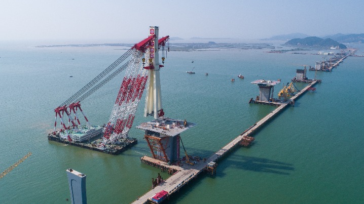 珠机城际二期重大进展！金海大桥首个钢主塔成功完成吊装