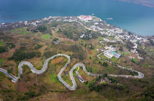 潮头观澜丨总书记为贫困地区发展指“路”