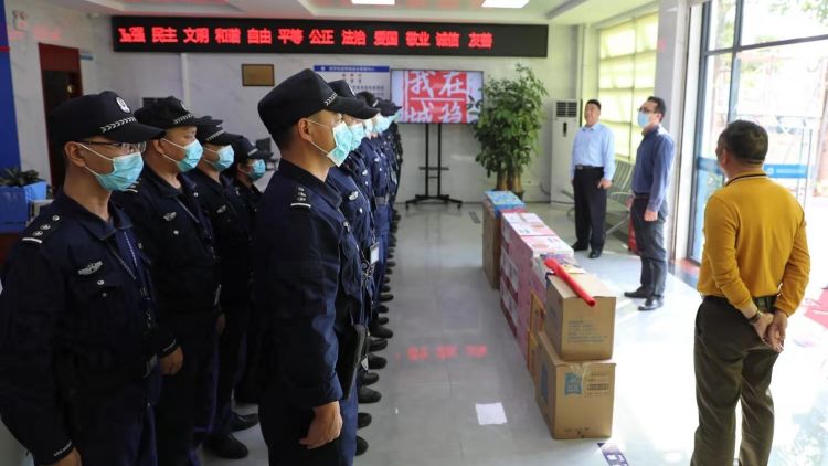 嘘寒问暖情意浓，宝安区委政法委慰问燕罗一线网格员