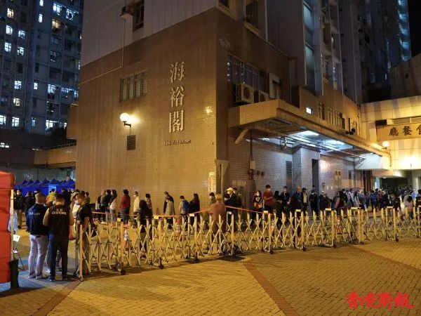 封区强检现4宗确诊！两周围封行动后，香港的确诊数增至10635宗