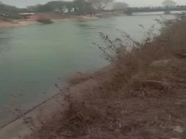 印度中央邦一辆载有54名乘客大巴车坠河，至少30人死亡