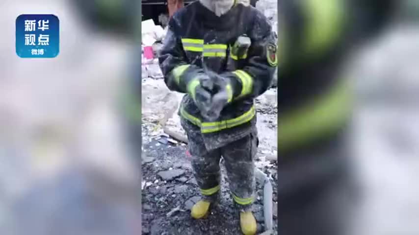 黑河消防员零下34摄氏度灭火后穿上冰铠甲