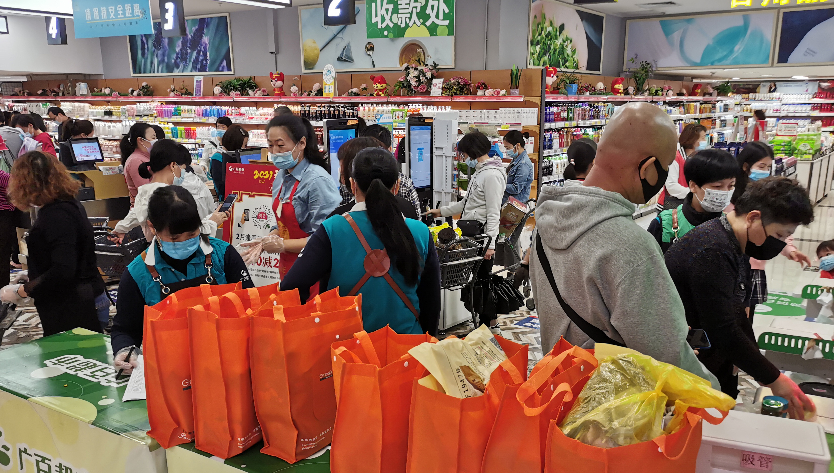 广州春节各商圈人气“井喷”，金饰电器销售旺盛