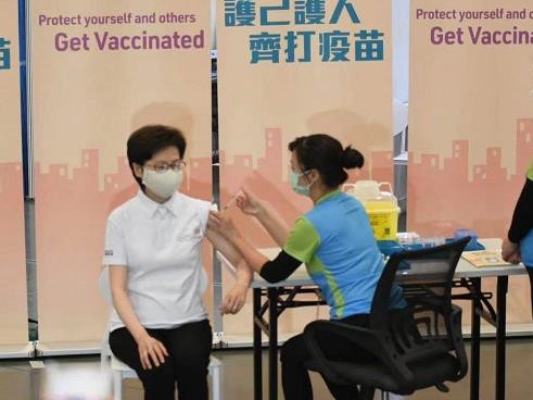 林郑月娥率司局长接种疫苗，呼吁香港市民第一时间接种