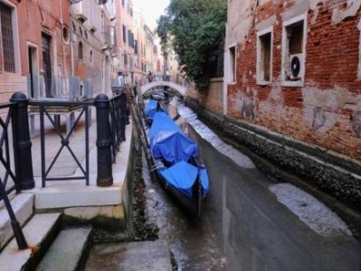 “水城”干了！威尼斯遇罕见低潮致河床干涸