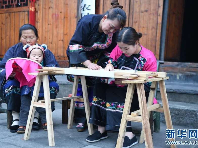 改变中国命运的伟大决战——以习近平同志为核心的党中央引领亿万人民打赢脱贫攻坚战纪实