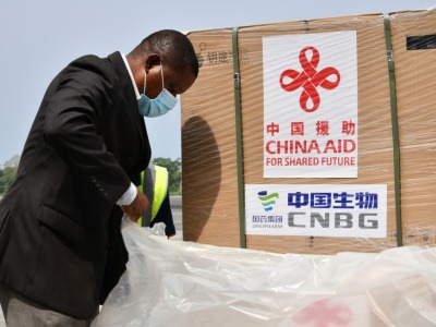 中国援助非洲国家首批新冠疫苗运抵赤道几内亚