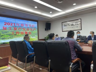 深圳第二强戒所民警给戒毒人员派发“新年利是”，场面温暖