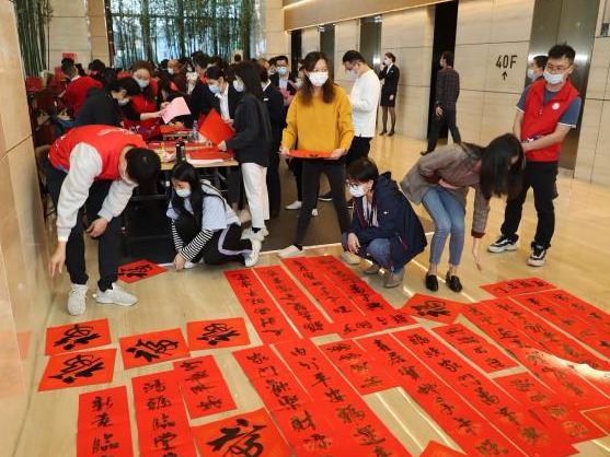 领取年货包、共进团年饭 留深职工在罗湖区老围社区幸福过大年