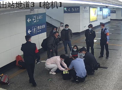 旅客在广州站出站时突然倒地，他们接力上前救援