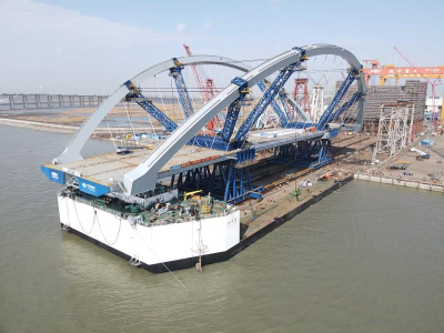 超大型整体跨湾连接路双拱钢桥抵达香港