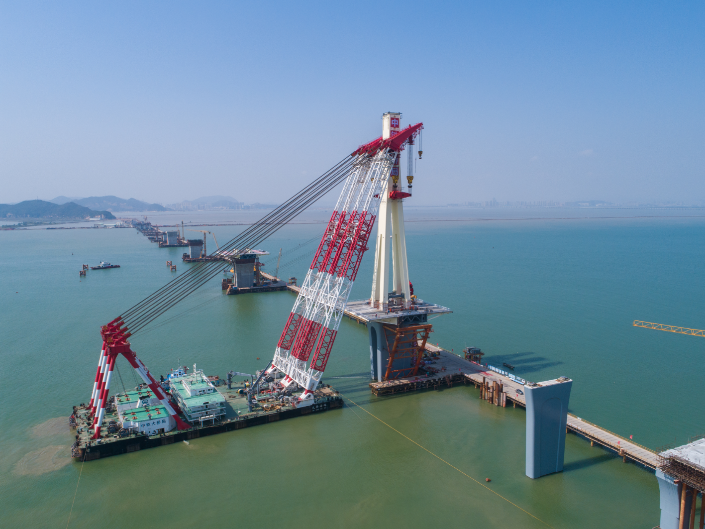 千吨桥体空中“跳芭蕾”！珠海金海大桥首个钢主塔架设成功