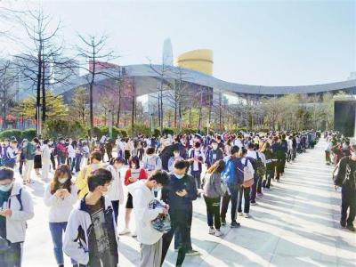 热！深圳图书馆春节期间开馆，近千读者排长龙