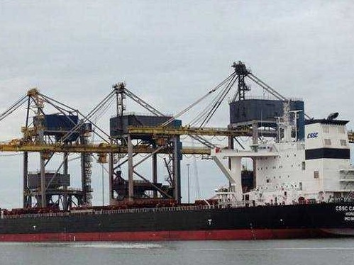 中国货船在直布罗陀水域爆炸：4名船员受伤