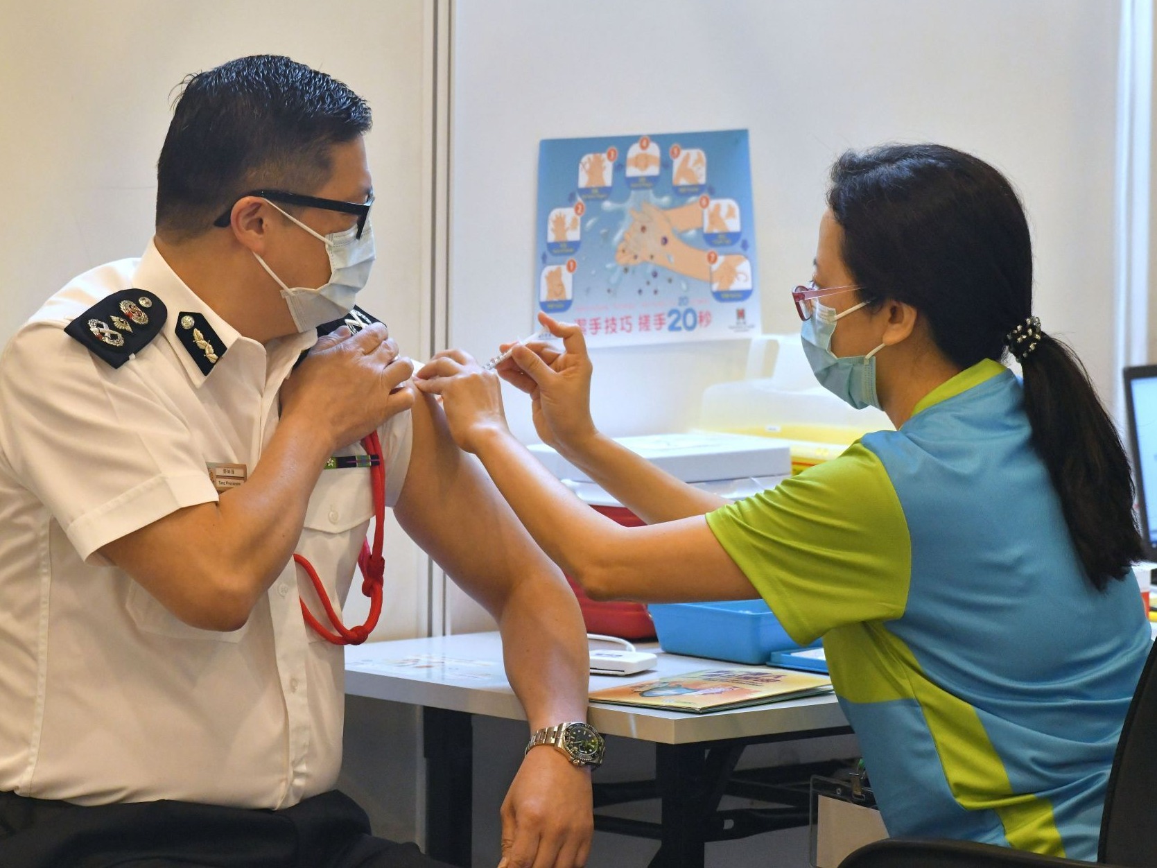 香港部分优先接种组别人士率先接种新冠疫苗
