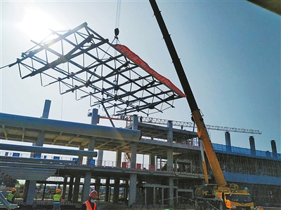 珠海机场改扩建工程新进展：T2航站楼东指廊完成首块网架吊装