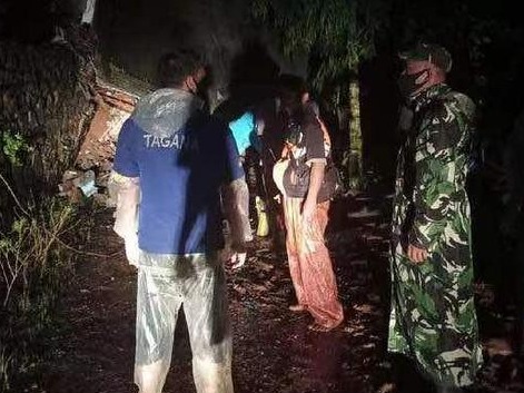 印尼东爪哇省山体滑坡已致12死20伤，另有7人失踪