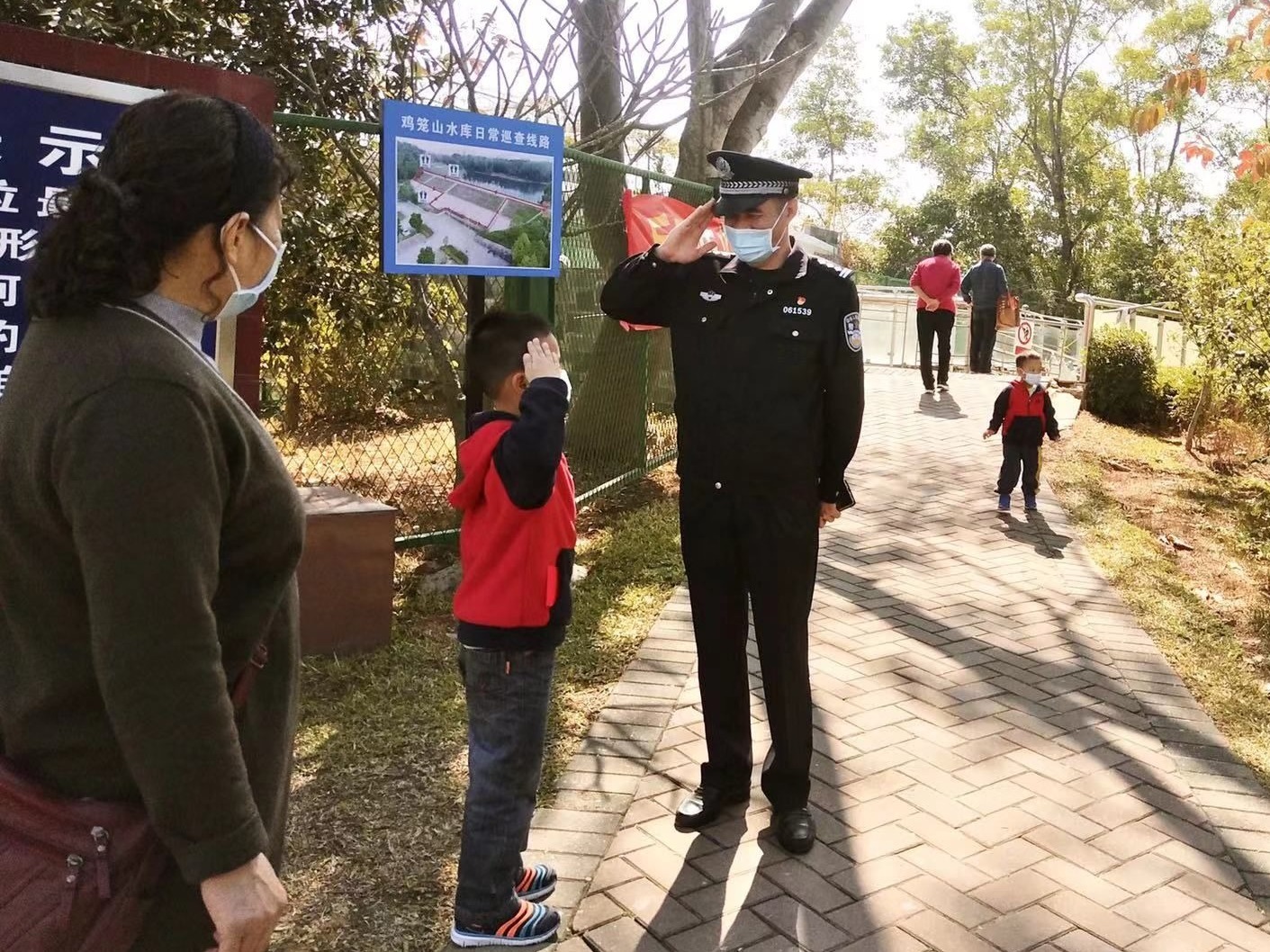 春节警事：一个敬礼背后的“坪”安年