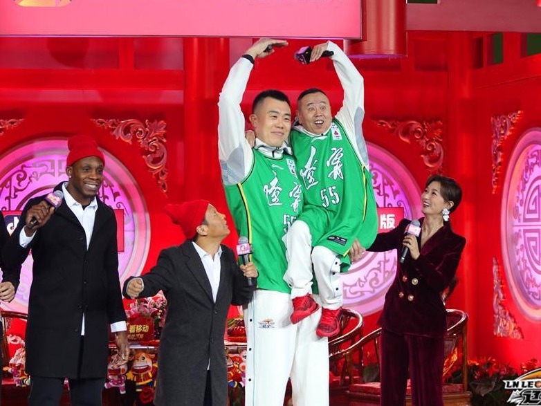 最萌身高差“父子组合”！潘长江+韩德君，辽篮助阵辽视春晚 