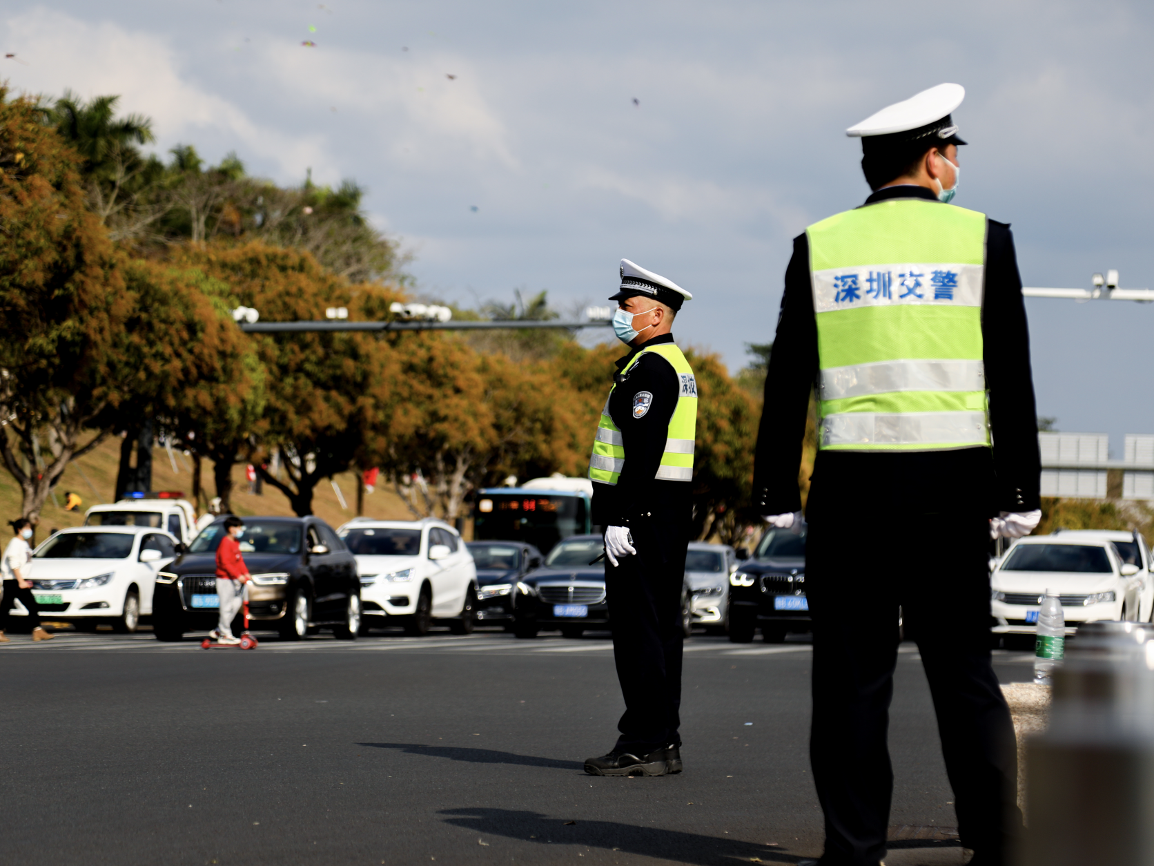 全市多个景区交通“旺”，深圳交警呼吁市民绿色出行