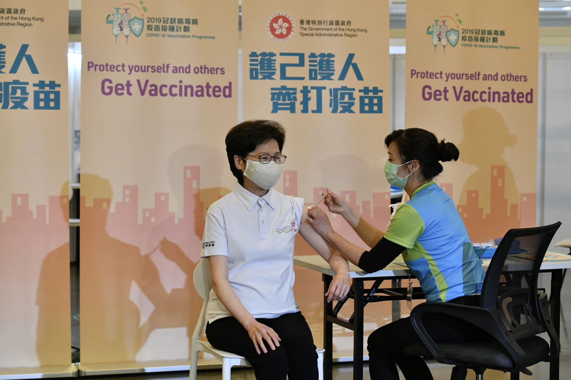 林郑月娥率先接种国产新冠疫苗 
