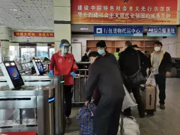 石岩街道“暖冬行动”春运帮扶志愿服务活动起航