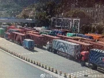 盐排高速货柜车排队致堵，交通管控已实施！社会车辆请绕行！