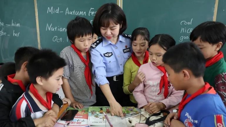 国门女卫士奔赴深山支教，用爱心埋下乡村振兴的种子