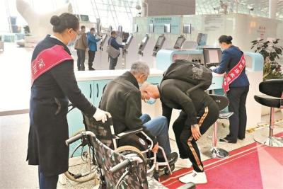 轮椅不能进客舱！70岁老人如何登机？ 跟随老年旅客体验深圳机场全流程爱心服务，感受暖暖春意