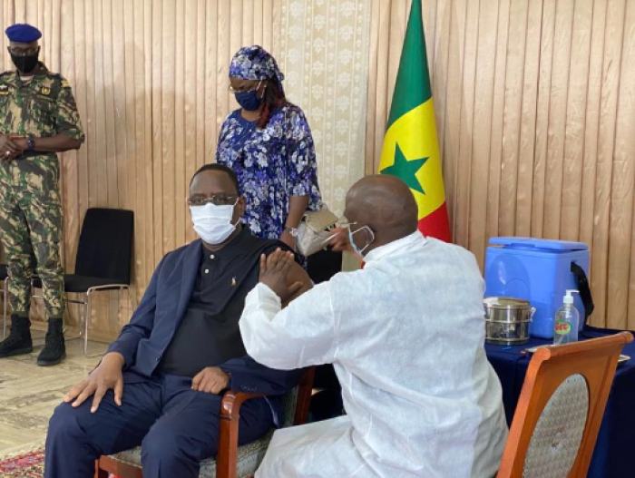 塞内加尔总统萨勒接种中国新冠疫苗