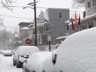 致命暴风雪袭美：纽约等进入紧急状态，多地疫苗接种点关闭
