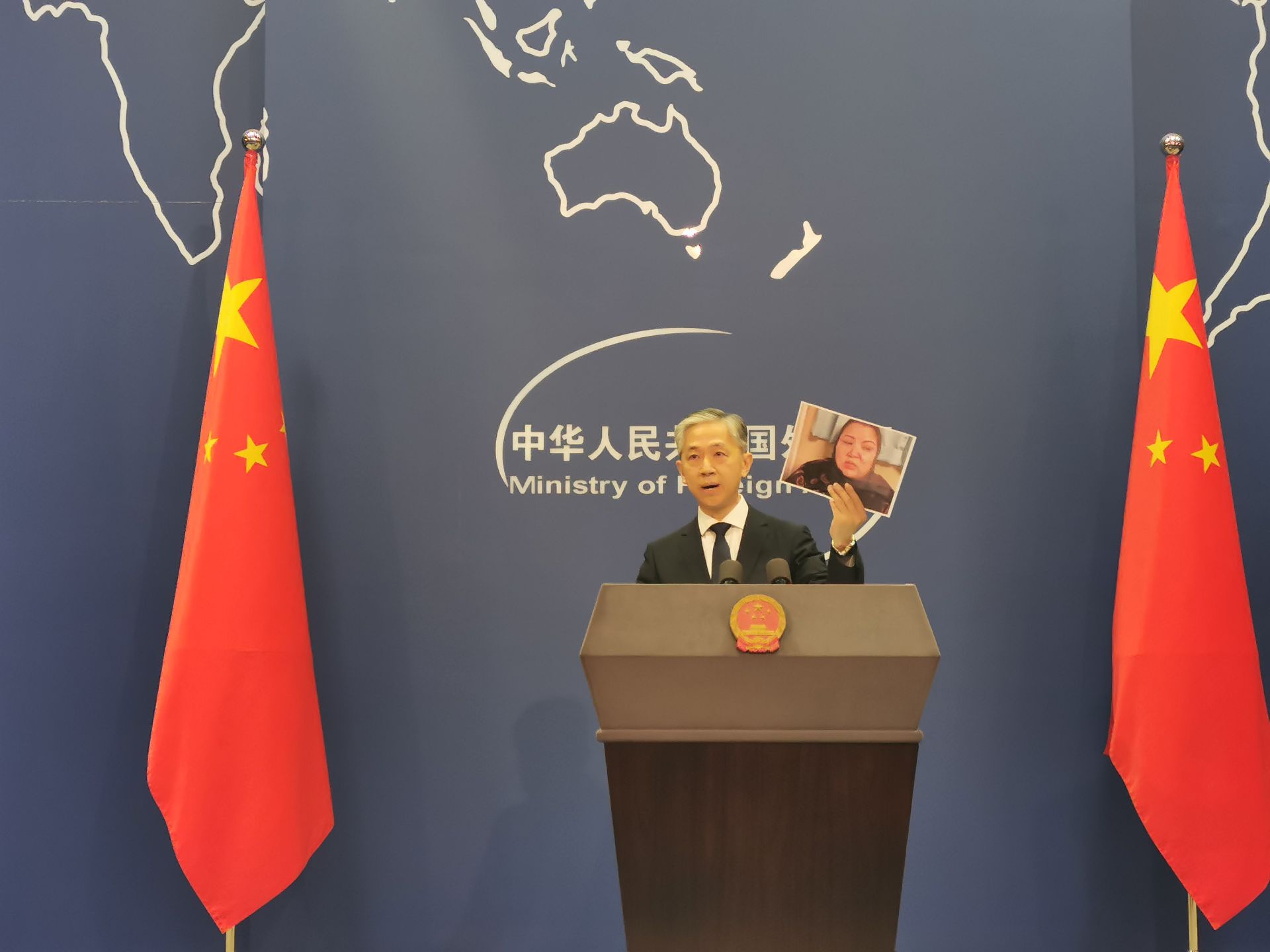 涉疆虚假信息背后是谁？汪文斌展示了一张照片