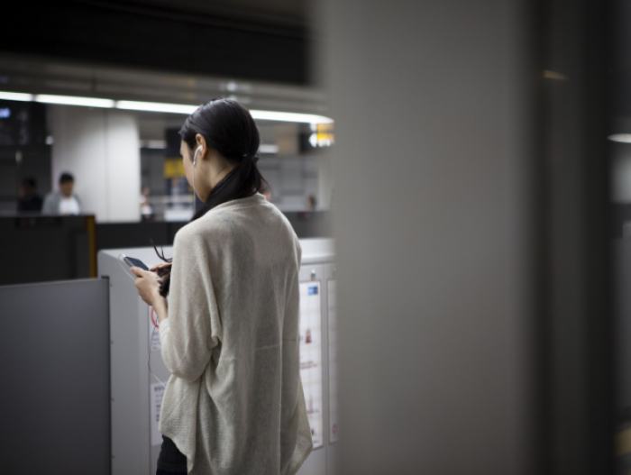 日本任命首位“孤独大臣” 应对自杀率上升