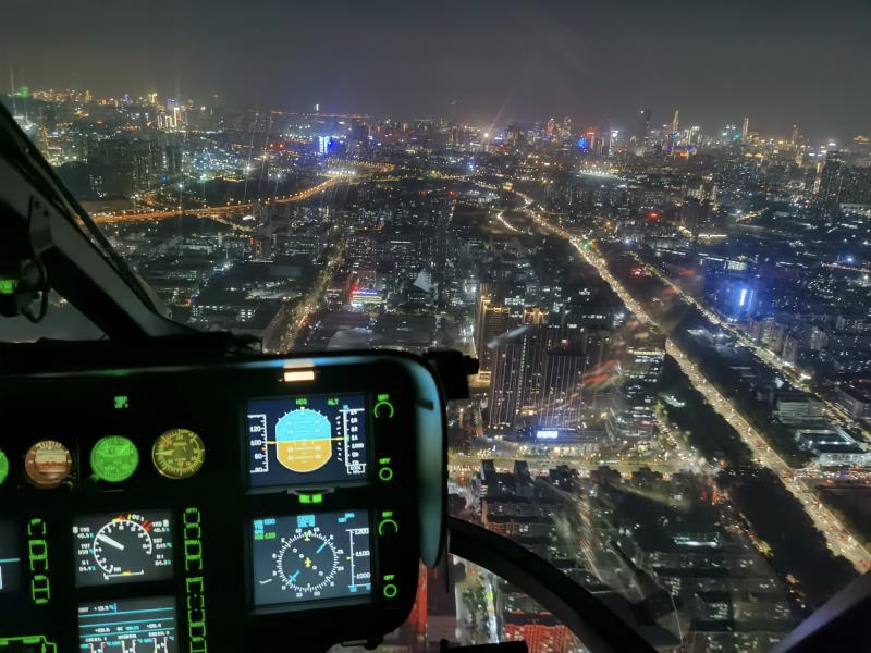 乘直升机瞰鹏城夜景!大湾区首条夜间观光航线开通