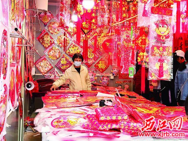 买年花、贴春联、换新钞 年味渐浓肇庆市民抓紧备年货