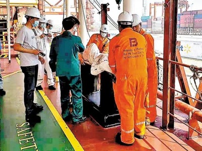 深圳大铲湾边检站 开启绿色通道紧急救助受伤船员