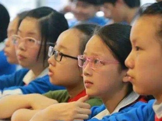 调查显示中小学生近视患病率近六成 这四点是主要诱因