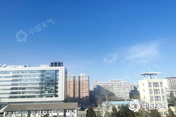 △昨天北京蓝天“在线”，但大风呼啸，冻感十足。