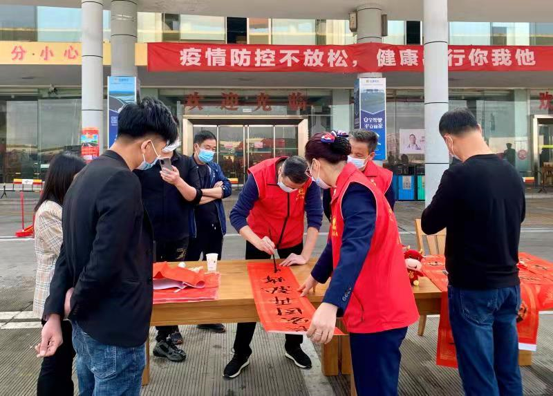 党旗团旗飘扬在汕汾高速服务区，让春运回家的旅途倍添温暖