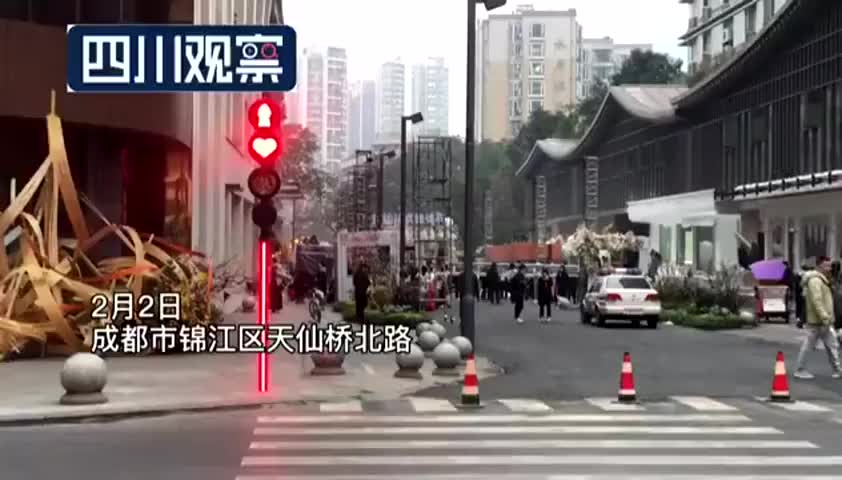 等红绿灯都是爱你的形状，成都心形红绿灯上线